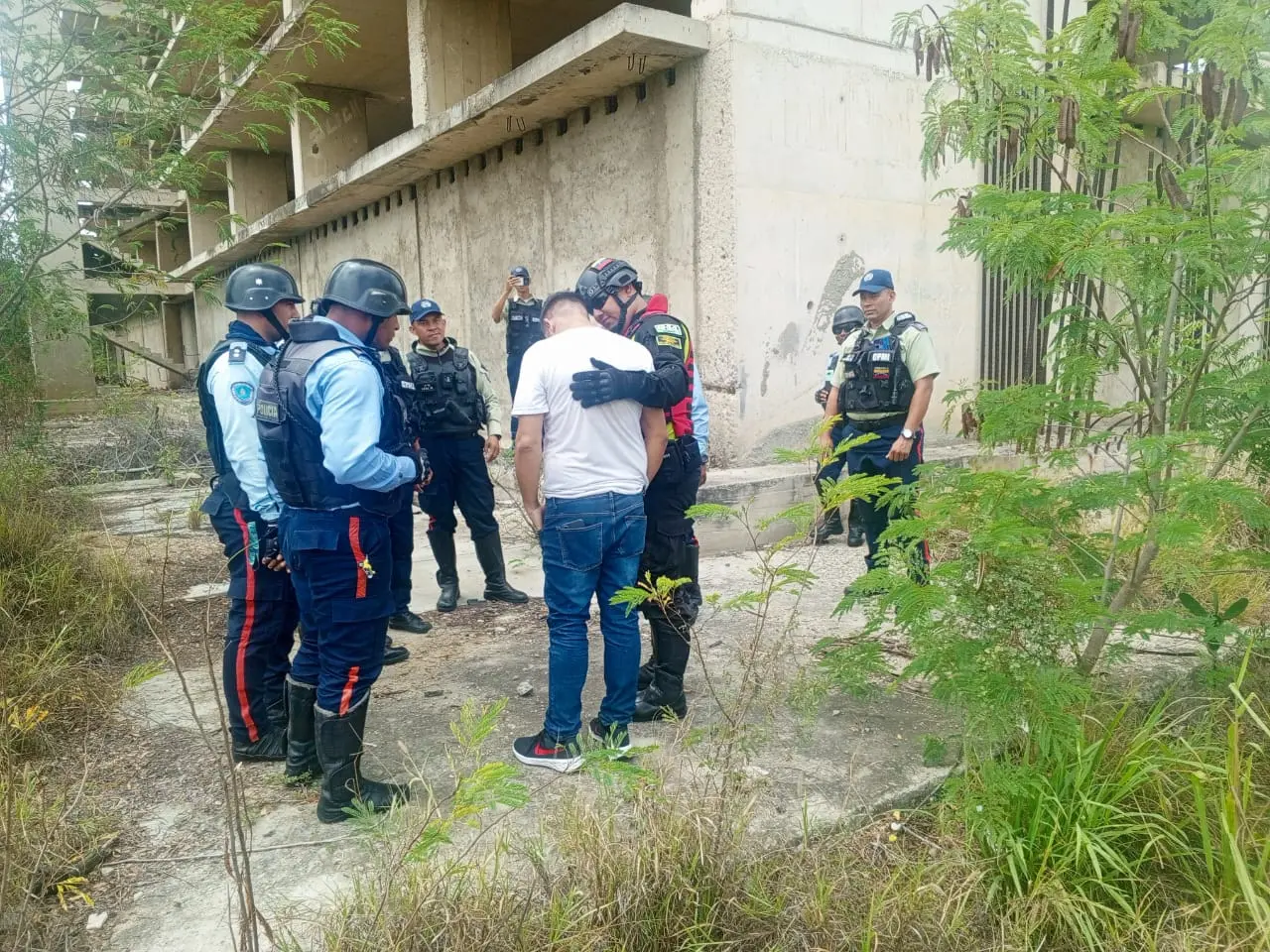 Funcionarios policiales evitan que joven se lance del noveno piso de un ...