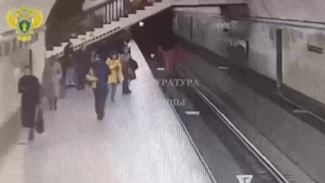 Pasajero distraído con su celular cae a las vías del metro de Moscú ...