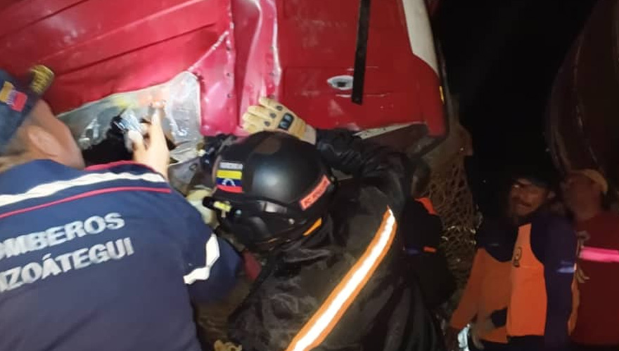 Tres muertos tras choque entre dos vehículos de carga en el tramo ...